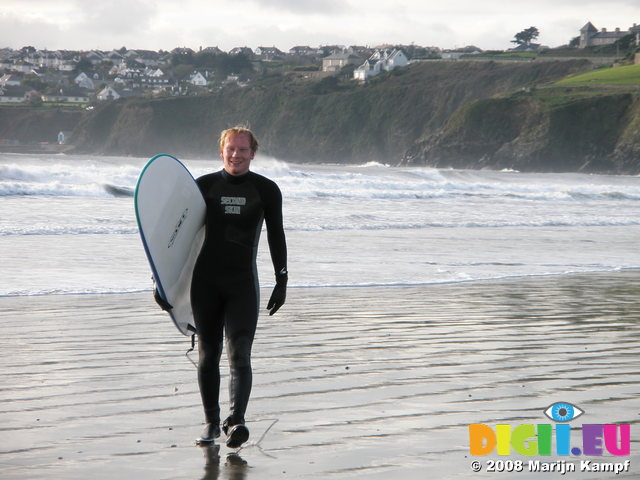 JT00081 Marijn Walking with surfboard
